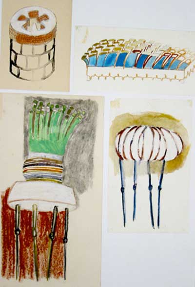 Inventaire1.Miroir aux alouettes. Dessin, aquarelle et crayon à papier. Esprit  surréaliste, forme de chapeau de gendarme, dans laquelle on aperçoit une faucille; le corps de la sculpture est recouvert d'un tissus décor végétal, comme un camouflage. 